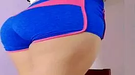 jovencita se desnuda mientras hace la limpieza y el depravado se aprovecha de su inocencia real casero