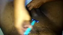 Rasurandole el pene y las bolas a mi vecino a lo antiguo quedo muy rica su pinga rasuradita y le doy su primera mamada peladita sus bolas