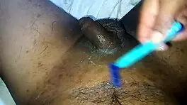 Rasurandole el pene y las bolas a mi vecino a lo antiguo quedo muy rica su pinga rasuradita y le doy su primera mamada peladita sus bolas