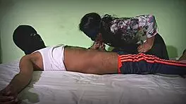 अपने दोस्त की लन्ड चूस चूस कर पानी निकाल दी हॉट 18 लड़की ने