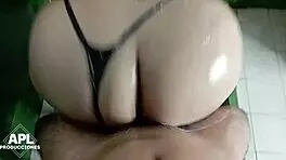 继母淋浴看我涂肥皂在大奶上-2