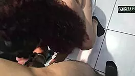 me follo a la mama de mi amigo rapidin en el baño 😈