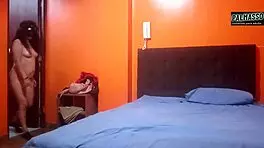 me follo a la mama de mi amigo rapidin en el baño 😈