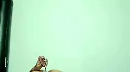 Hago mi primer anal con un dildo de vidrio y juguetes.