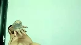 Hago mi primer anal con un dildo de vidrio y juguetes.