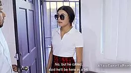 Su hijastro no me toca - estudiante visita al novio y termina follando con su suegro