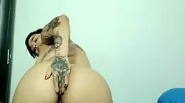 Hago mi primer anal con un dildo de vidrio y juguetes.