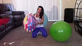 Muscular Bodybuilder MILF Grinds in Spandex Till Orgasm.