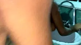 en el baño hacemos cosas escondidas con mi hermanastra