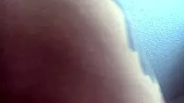 我对这个19岁阳光的第一次视频超级兴奋，她挑逗跳舞然后衣服被撕