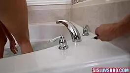 大胆继妹用假屌玩具猛学口交禁忌POV