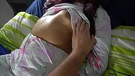 我甜美的继妹需要夜间照顾。我去拜访拿走她紧致的屁股！