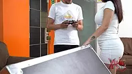 Hombre desesperado usa muñeca sexual realista para llenarla de semen