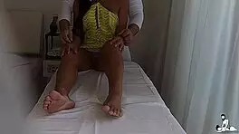 隐藏摄像头抓到拉丁妻子在坦特里按摩中抓治疗师鸡巴