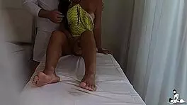 隐藏摄像头抓到拉丁妻子在坦特里按摩中抓治疗师鸡巴