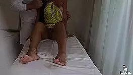 隐藏摄像头抓到拉丁妻子在坦特里按摩中抓治疗师鸡巴