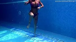 加拿大MILF Heidi Van Horny在水下挑逗，她的大奶子在泳池游戏里闪耀。