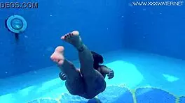 加拿大MILF Heidi Van Horny在水下挑逗，她的大奶子在泳池游戏里闪耀。