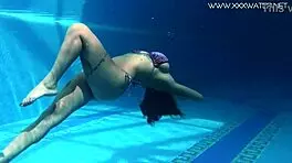 加拿大MILF Heidi Van Horny在水下挑逗，她的大奶子在泳池游戏里闪耀。