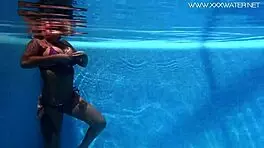 加拿大MILF Heidi Van Horny在水下挑逗，她的大奶子在泳池游戏里闪耀。