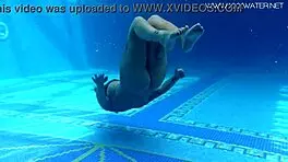 加拿大MILF Heidi Van Horny在水下挑逗，她的大奶子在泳池游戏里闪耀。