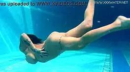 加拿大MILF Heidi Van Horny在水下挑逗，她的大奶子在泳池游戏里闪耀。