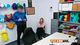 我是个饥渴的金发小偷被当场抓住