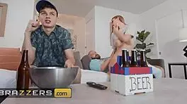 调皮肯齐爱不管赞德的朋友在场，她还是要操他 😈