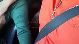 fodi a loira gostosa dentro do carro e dei leitinho na boca dela