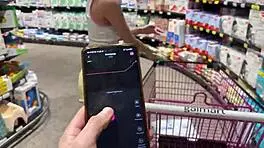 瘦弱业余女孩街头行走，屁股里塞着振动器公开玩乐