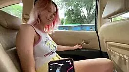 瘦弱业余女孩街头行走，屁股里塞着振动器公开玩乐