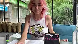 瘦弱业余女孩街头行走，屁股里塞着振动器公开玩乐