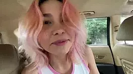 瘦弱业余女孩街头行走，屁股里塞着振动器公开玩乐