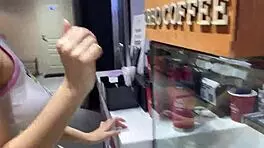 瘦弱业余女孩街头行走，屁股里塞着振动器公开玩乐