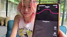 瘦弱业余女孩街头行走，屁股里塞着振动器公开玩乐