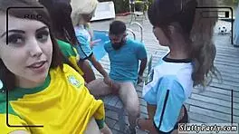 大屁股金发少女在现实美洲杯派对