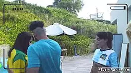 大屁股金发少女在现实美洲杯派对