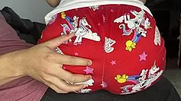 hijastra inocente sentada en las piernas de su padrastro para comer mientras el pervertido disfruta de su culo