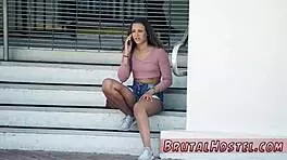 阿丽西亚，看她在肛交游戏中用大玩具张开！