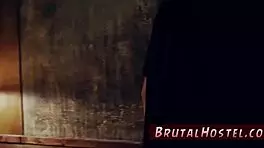 阿丽西亚，看她在肛交游戏中用大玩具张开！