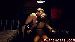 阿丽西亚，看她在肛交游戏中用大玩具张开！