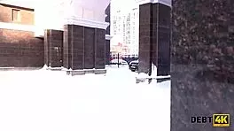 debt4k lhomme ne peut pas dire non quand le débiteur offre sa bouche et sa chatte rough.