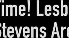 我被泳池边女同性恋动作热翻了Penny Pax和Christie Stevens