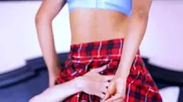 La Novia Guía Al Novio Con Suavidad Pero Determinación Dejando En Claro Que Esa Noche Ella Será La Encargada De Llevarlos A Nuevas Alturas De Placer