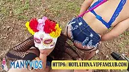 me follo a mi prima y hermanastra en halloween banging public