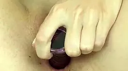 独奏棕发美女regina rich用玻璃假阳具在4K