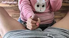 睡衣少女疯狂手交直到爆炸射精！