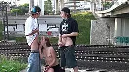 Alexis Crystal主演野性公共群交和青少年三人行