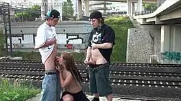 Alexis Crystal主演野性公共群交和青少年三人行