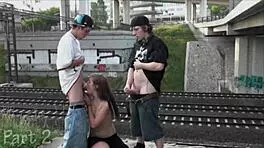 Alexis Crystal主演野性公共群交和青少年三人行